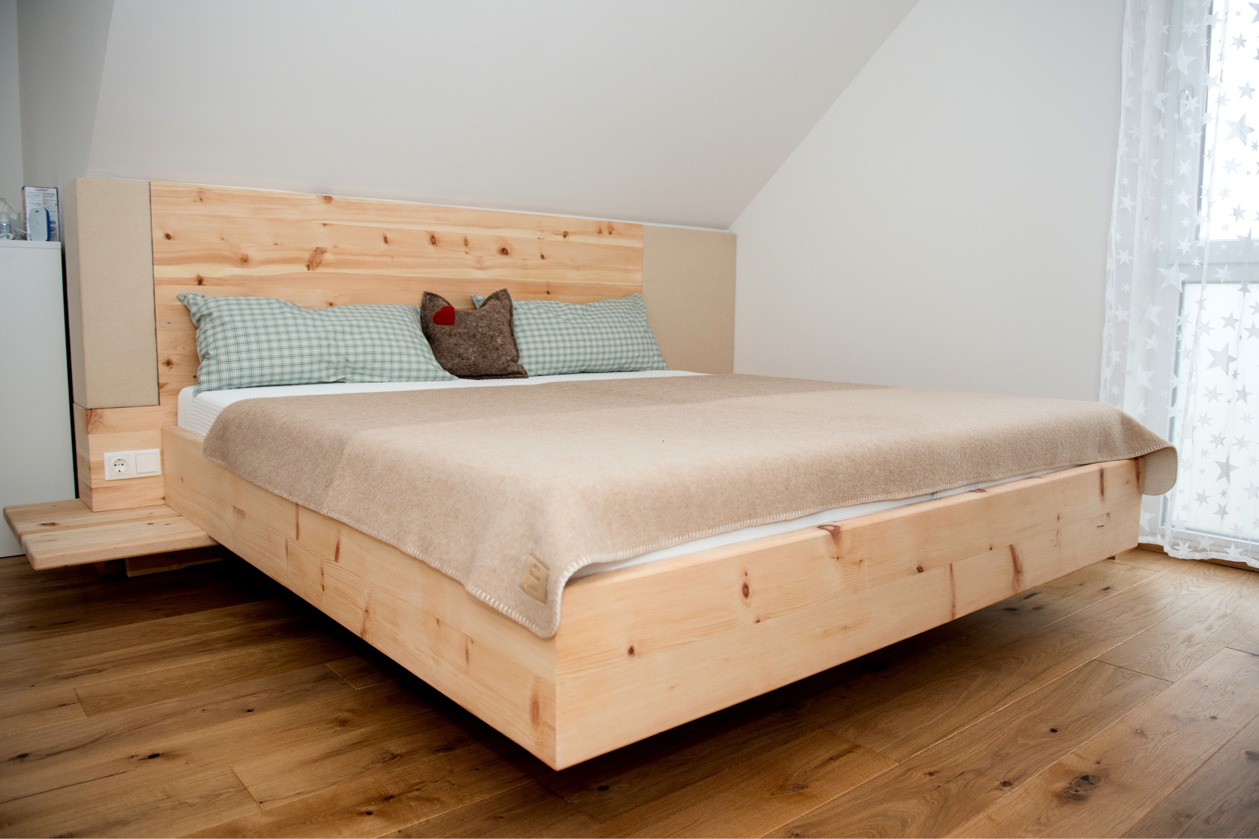 Schlafzimmer, Zirbenholz-Bett 007 © Wohnkultur Strantz / Nicole Löwy