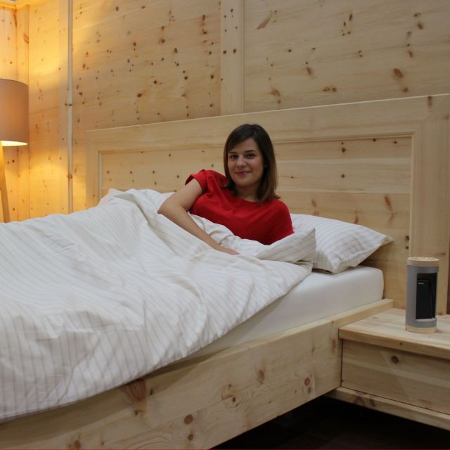 Schlafzimmer aus Zirbenholz / Zirbenholz-Bett & Einrichtung © Roland Vidmar