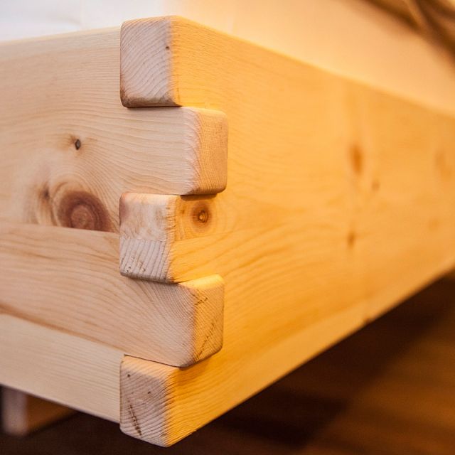 Zirbenbett: Detailansicht der Bettkante mit Massiv-Holz aus Zirbe © Wohnkultur Strantz / Weiss Bernd
