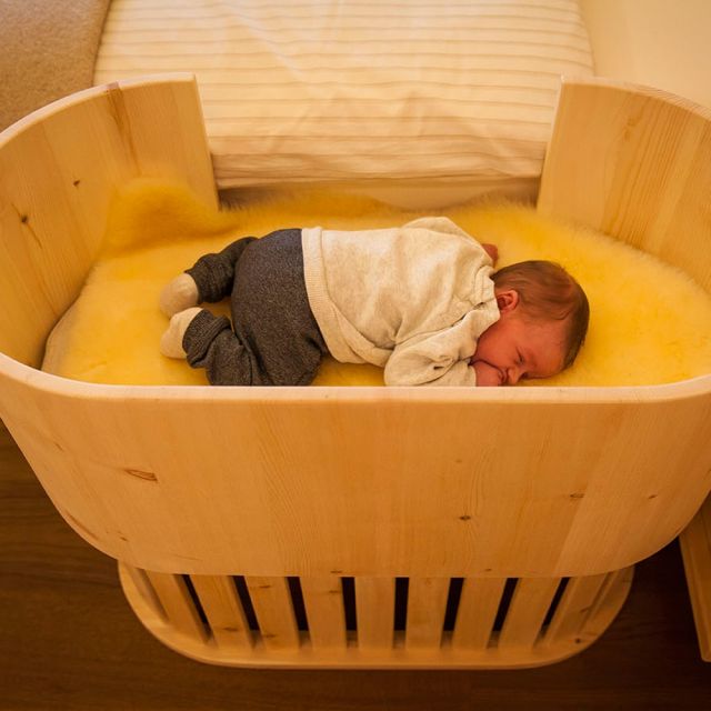 Babynest aus Zirbenholz mit Bett-Montage © Wohnkultur Strantz / Weiss Bernd