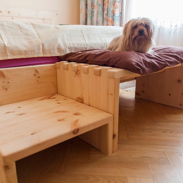 Hundebett aus Zirbenholz als Beisteller zum Bett © Wohnkultur Strantz / Weiss Bernd