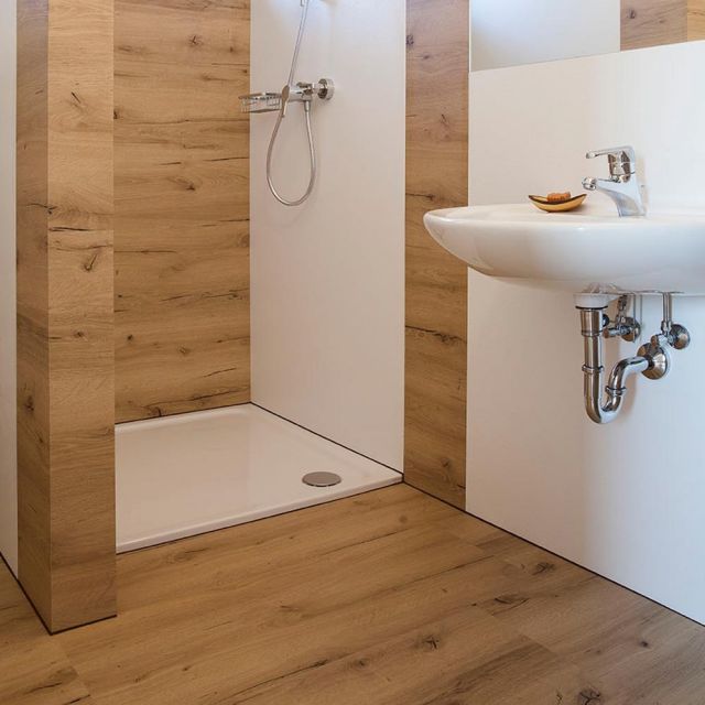 Badezimmer: Boden und Wandverkleidung © Wohnkultur Strantz / Weiss Bernd