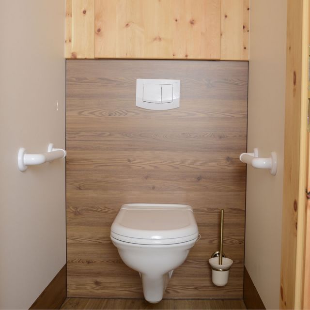 Sanitärräume: Toilette und Waschbecken mit Holzverkleidung © Wohnkultur Strantz / Nicole Löwy